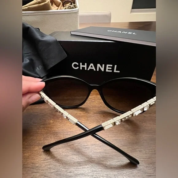 Chanel polarized sunglasses with Swarovski crystals - Picture 5 of 11
